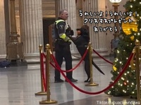 クリスマスプレゼントにボールをもらって大喜びの警察犬が駅構内の乗客たちに幸せをもたらす