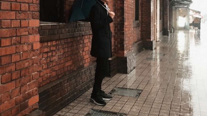 雨宿り中に男性たちが...(画像はphotoAC)
