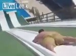 超デブがイキってウォータースライダーをした結果…