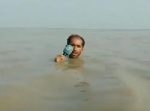 洪水に首まで浸かりながら喋る、ニュースレポーターの根性がすごい…！笑