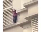 なぜそんなところに…！？　アルツハイマー病を患うおばあちゃんが建物の壁を…！