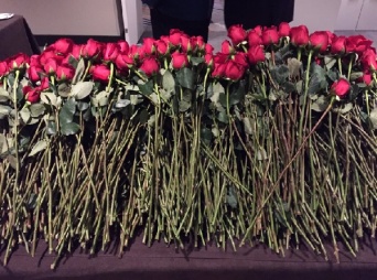 選挙を終えたヒラリー・クリントンに1000本を超えるバラが届けられる