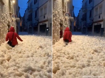 体半分が泡で埋まる。スペインの港町を襲った冬の嵐による「波の花」現象