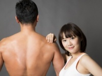 ドキッ!!　女性が“男を感じる”体のパーツ2位「厚い胸板」、1位は？