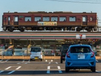 コンビニの上を列車が走ってる！？　滋賀で「合成写真みたいな風景」激写される