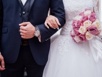 幸せな結婚式が一転して悲劇に。祖父が空に向けて発砲した空包が孫にあたって負傷