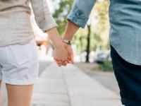 そっと手を握られたい？「つないでもいい？」と聞かれたい？　7割以上の女子が選んだのは……。