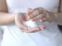 意外と知らない他人のスキンケア事情！　お風呂上りにどんなケアしてる？