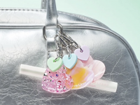 バッグチャームは「機能性×かわいい」の時代！自分らしさを彩るマストアイテム