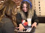 【驚き】オランダのマクドナルドで出されたトレーペーパーにスマホを置くと…