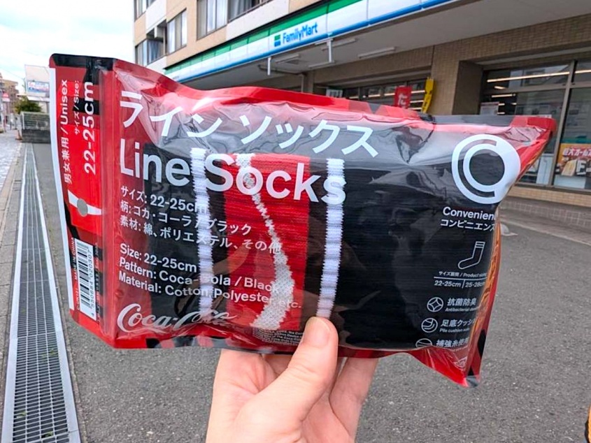 【ファミマ新作】もうチェックした？コカ・コーラ「コラボソックス」を開封レビュー♪税込600円のクオリティが凄すぎる！