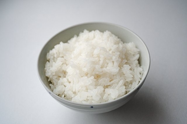 「お金がないけどお腹がすいて、レストランで白飯だけ注文した私。水と一緒に食べていると、店員が近づいてきて...」（福井県・30代男性）