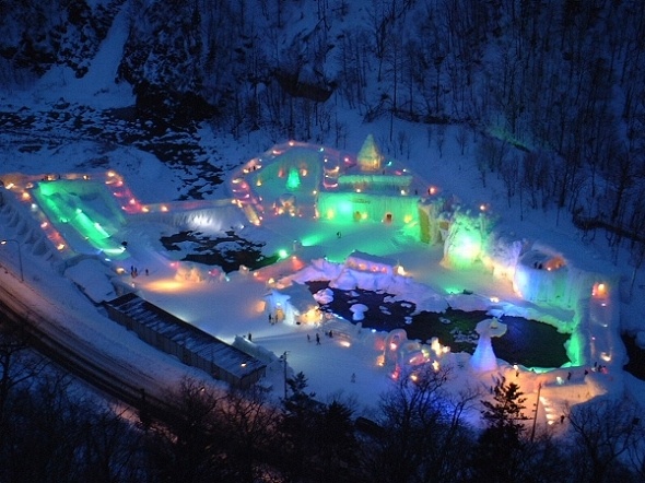層雲峡温泉氷瀑まつりの様子(層雲峡観光協会オフィシャルウェブサイトより)