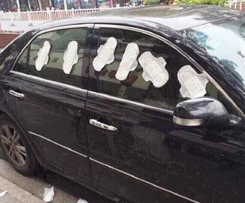 車に生理用ナプキン