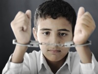 実際には罪を犯していないのに「自分がやった」と認めてしまう子供たち。未成年者に潜む冤罪の危険性