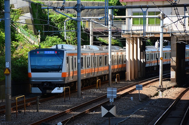 昼間を走る中央特快。画像は飯田橋駅（Cheng-en Chengさん撮影、flickrより）