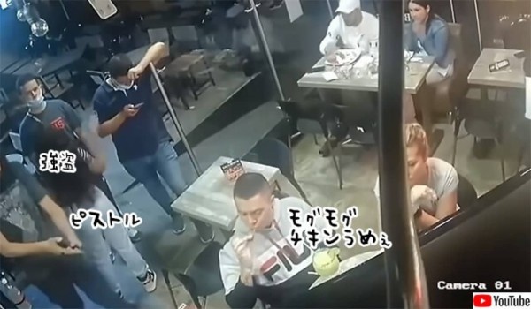 強盗に銃を突きつけられてもチキンを食べるのを止めない男