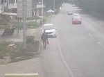 危機一髪！！　歩行者に突っ込んできた車がギリギリ回避！