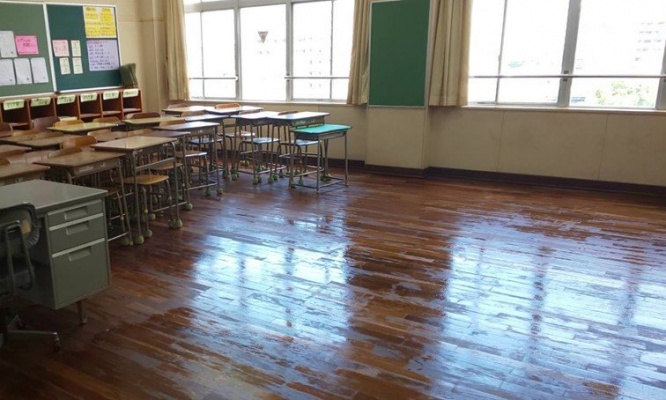 教室へは「土足」で入り、ワックスはかけず「油」を引く...　「神戸の学校文化」が独特すぎる件