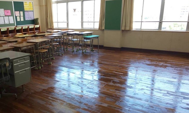 教室へは「土足」で入り、ワックスはかけず「油」を引く...　「神戸の学校文化」が独特すぎる件