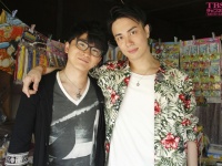 駄菓子屋さんで肩を組む阿部敦（左）と鈴木達央（右）