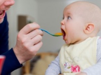 赤ちゃんが食物アレルギー反応を起こす原因と症状
