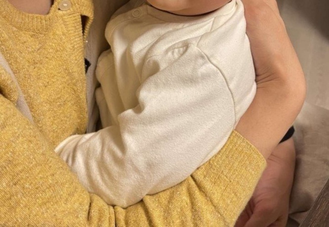 抱いていた娘を預けた直後に......（画像はイメージ）