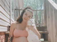 妊娠中の猫を保護した妊婦、偶然にも猫と同時に出産を迎える