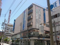 松本市の「井上百貨店本店」（Miyuki Meinakaさん撮影、Wikimedia Common