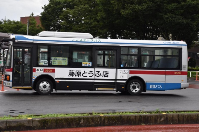 ラッピングを施した群馬バス（画像は渋川市提供）