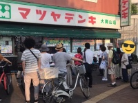 昭和にタイムスリップしちゃった？ オリンピック中継を見ようと電器屋に集まる皆さん...懐かしさ感じる写真に反響