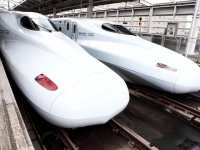 ベッキー、新幹線の中でも仕事