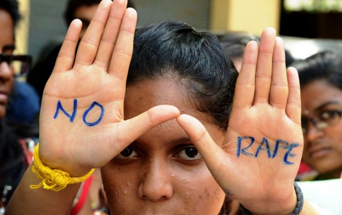 インドでレイプに抗議する女性