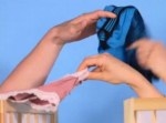 意外としっくり？？　男女がお互いのパンツを交換して履いてみた！