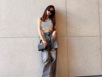 ともちんが「色っぽ腹チラ」写真を公開。ショート丈のトップスとデニムを合わせたスタイルに「すごく色っぽいです」「めっちゃ似合ってる〜‼️」の声