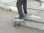 ピンチをチャンスに！　折れてしまったスケボーを使った技が炸裂！