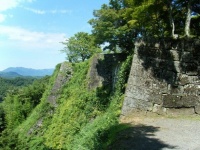 石垣だけが残る山城（AS6673さん撮影, Wikimedia Commons