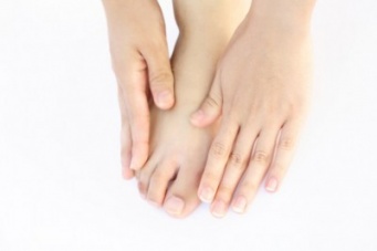 痛くて歩けない……！　女性を悩ませる「外反母趾」の原因と痛みの対処法7つ