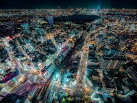 SFアニメの世界みたい...　夜の渋谷を見下ろしたら、幻想的な光の海が広がっていた