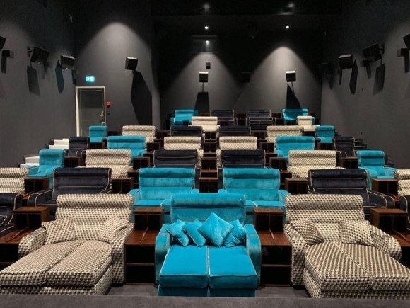 ラグジュアリーなダブルベッドで横たわりながら映画が見られる!超VIPな映画館がスイスにオープン!