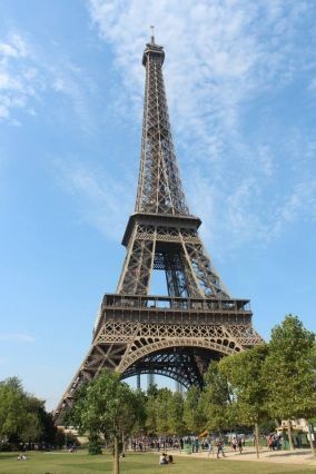 これは訪れてみたい！エッフェル塔の中にアパートがあるって知ってた？