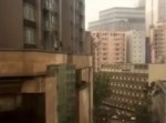 ビルのゴンドラが暴風に煽られた結果⇒