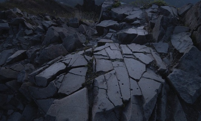ドラゴンが飛び出してきそう...　福島の山の山頂で見つけた風景が、地球のものとは思えない！