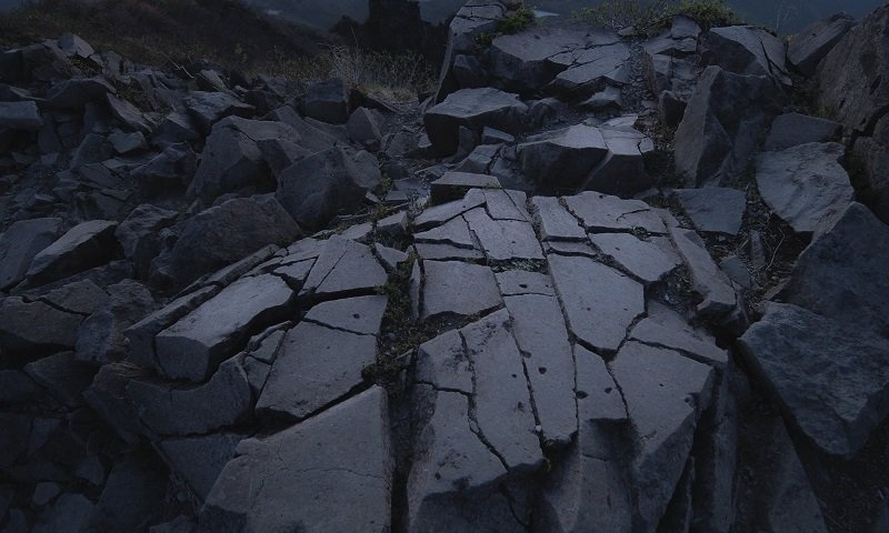 ドラゴンが飛び出してきそう...　福島の山の山頂で見つけた風景が、地球のものとは思えない！