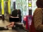 【衝撃】早朝の駅で堂々とセ○クスするカップルが激写される！