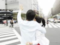 その女、誰!?　彼氏が知らない女性と歩いているのを見かけたときの反応・5選