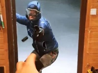 一方南極ではドアを閉めるのも命がけ。嵐に吹き飛ばさそうになるのを必死にこらえる探検隊