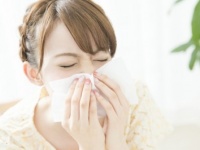 汚いからトイレに行って！　人前で平気で鼻水をかむ女性に抱く印象4選