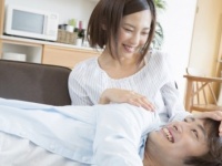 「年下にモテる女性」と「モテない女性」の特徴まとめ