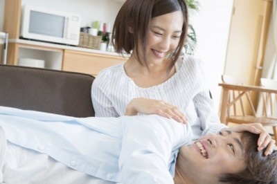 「年下にモテる女性」と「モテない女性」の特徴まとめ